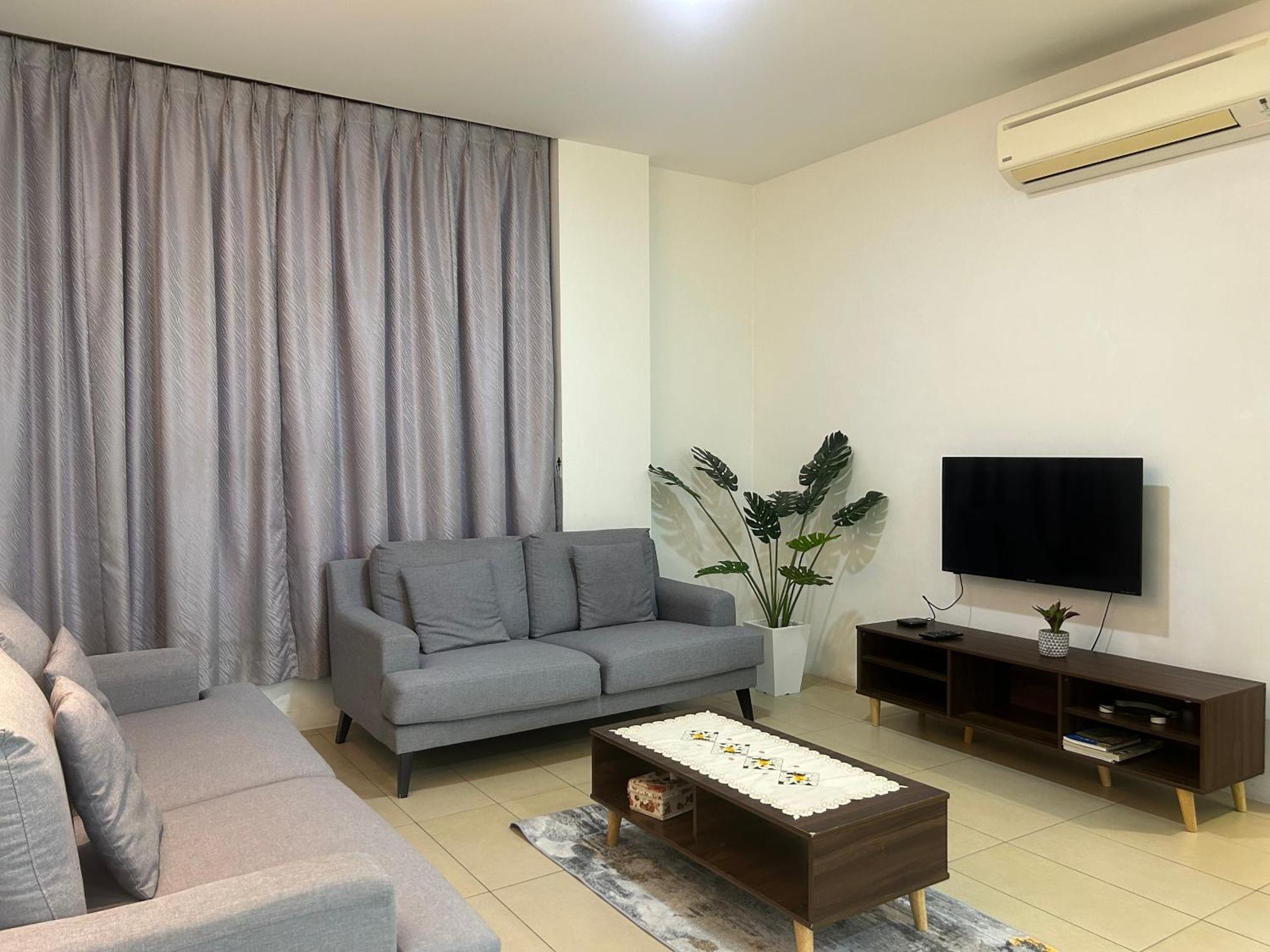 Roxy Apartment Кучинг Экстерьер фото